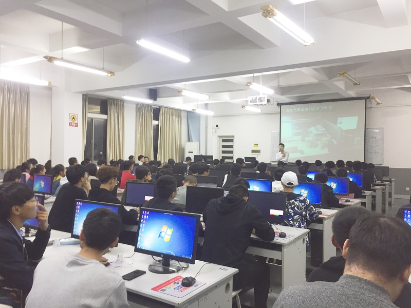 信息学院联合QST青软实训开展新生专业教育 信息学院联合QST青软实训开展新生专业教育